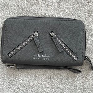 Gray woman’s wristlet